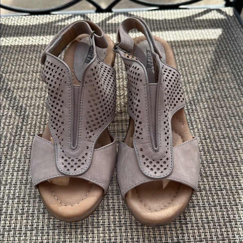 Earth Size 7.5 B Dalia Taupe Peep Toe Wedge Sandals